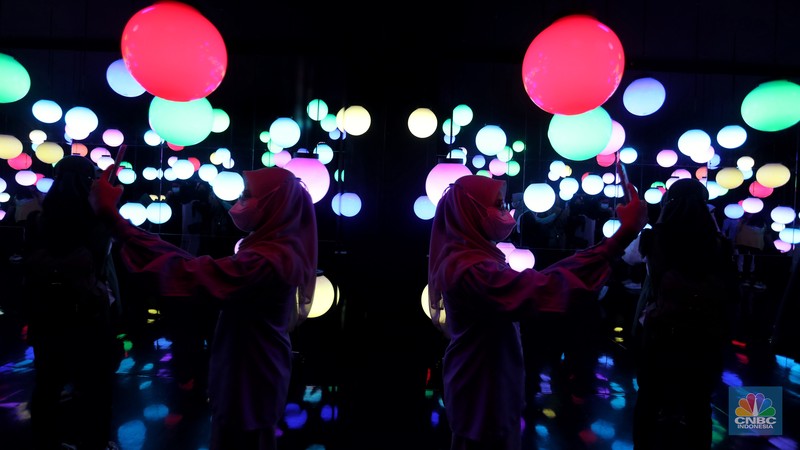 Pengunjung berfoto di salah satu instalasi seni yang dipamerkan dalam gelaran Pop Art Jakarta 2022 di Senayan Park, Jakarta. (CNBC Indonesia/Andrean Kristianto)