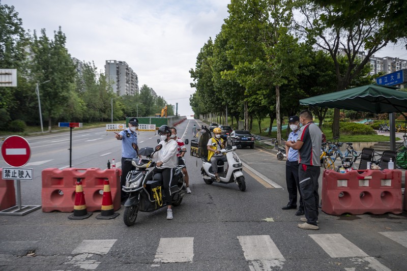 Foto udara menunjukkan jalam utama kota China sepi akibat lonjakan kasus covid (lockdown). (News Service via Getty Images)
