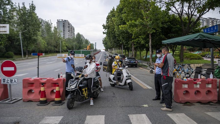 Foto udara menunjukkan jalam utama kota China sepi akibat lonjakan kasus covid (lockdown). (News Service via Getty Images)