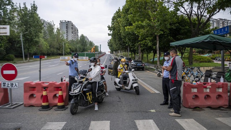 Foto udara menunjukkan jalam utama kota China sepi akibat lonjakan kasus covid (lockdown). (News Service via Getty Images)
