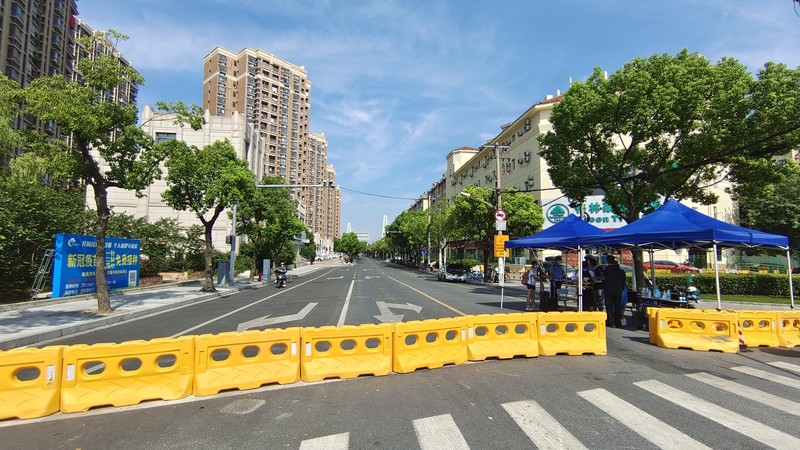 Foto udara menunjukkan jalam utama kota China sepi akibat lonjakan kasus covid (lockdown). (News Service via Getty Images)