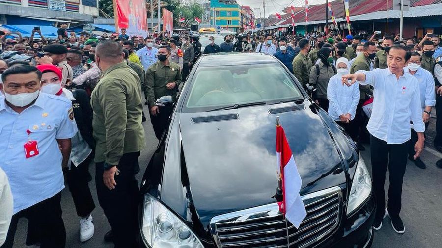 Presiden Joko Widodo dan Ibu Iriana Joko Widodo mengawali kunjungan kerjanya di Provinsi Maluku pada Jumat, 2 September 2022, dengan mengunjungi Pasar Olilit, Kepulauan Tanimbar sekaligus menyerahkan bantuan sosial kepada para pedagang dan masyarakat penerima manfaat. (Dok: Biro Pers Sekretariat Presiden)