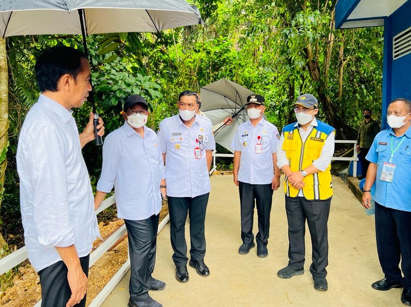 Presiden Joko Widodo meninjau Sistem Penyediaan Air Minum (SPAM) Weymomolin, Tanimbar selatan, Kabupaten Kepulauan Tanimbar, Provinsi Maluku, Jumat, 2 September 2022. (Dok: Biro Pers Sekretariat Presiden) Presiden Joko Widodo meninjau Sistem Penyediaan Air Minum (SPAM) Weymomolin, Tanimbar selatan, Kabupaten Kepulauan Tanimbar, Provinsi Maluku, Jumat, 2 September 2022. (Dok: Biro Pers Sekretariat Presiden)