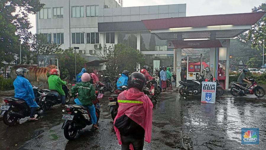 Warga rela hujan-hujanan antre demi membeli BBM sebelum harga baru BBM Subsidi yang baru dinaikkan berlaku.