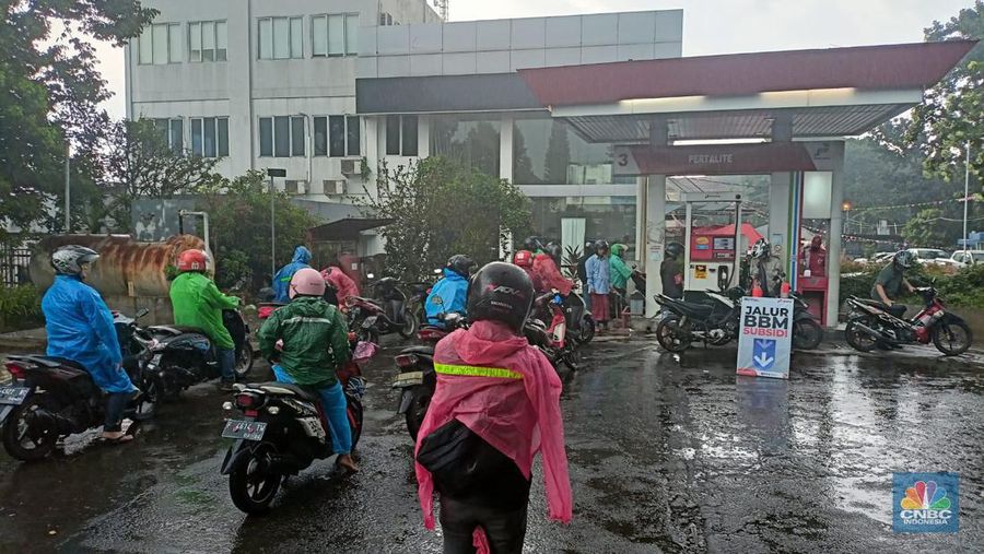 Warga rela hujan-hujanan antre demi membeli BBM sebelum harga baru BBM Subsidi yang baru dinaikkan berlaku.