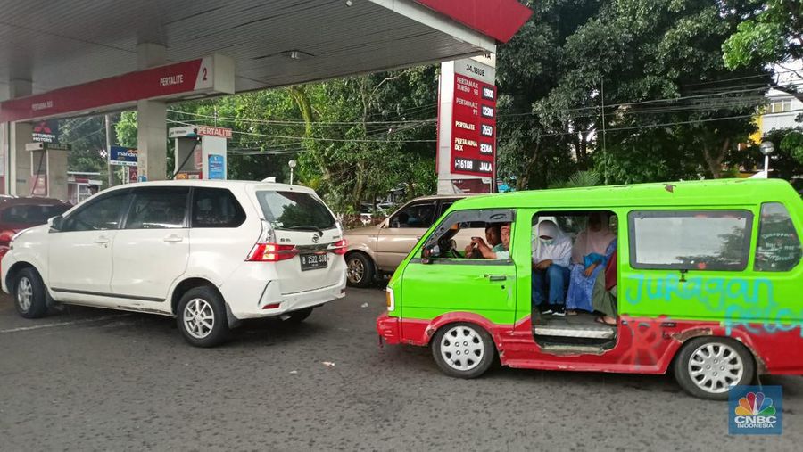 Antrean kendaraan mengular di SPBU SPBU Padjajaran, Bogor