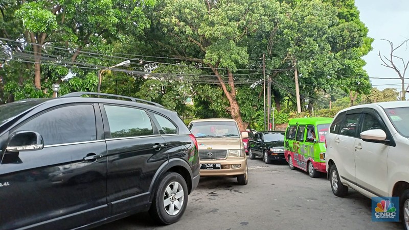 Sejumlah kendaraaan mengisi BBM di salah satu SPBU Pertamina, Jakarta, Kamis (1/9/2022). PT Pertamina (Persero) resmi menurunkan tiga harga Bahan Bakar Minyak (BBM) non subsidi di seluruh provinsi mulai hari ini, Kamis, 1 September 2022. (CNBC Indonesia/Andrean Kristianto)