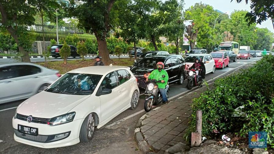 Antrean kendaraan mengular di SPBU SPBU Padjajaran, Bogor