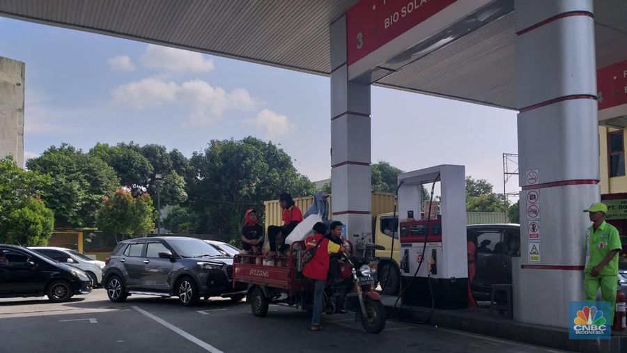 Antrean panjang di SPBU pascapengumuman kenaikan harga BBM subsidi. Harga mulai berlaku hari ini, Sabtu (3/9/2022) pukul 14.30 WIB