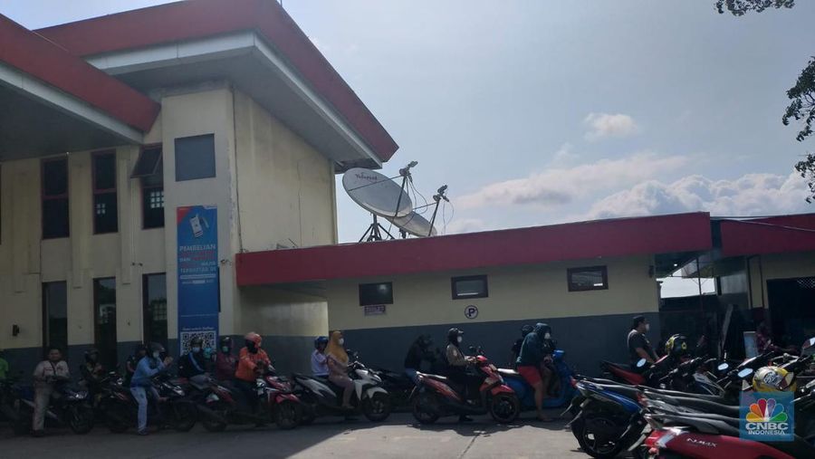 Antrean panjang di SPBU pascapengumuman kenaikan harga BBM subsidi. Harga mulai berlaku hari ini, Sabtu (3/9/2022) pukul 14.30 WIB