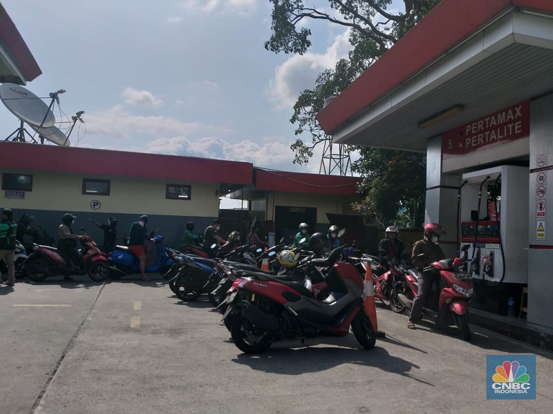 Antrean pembelian BBM di SPBU Cimone, Tangerang Antrean panjang di SPBU pascapengumuman kenaikan harga BBM subsidi. Harga mulai berlaku hari ini, Sabtu (3/9/2022) pukul 14.30 WIB