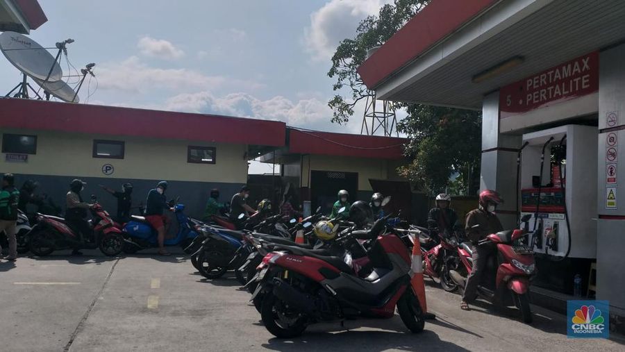 Antrean panjang di SPBU pascapengumuman kenaikan harga BBM subsidi. Harga mulai berlaku hari ini, Sabtu (3/9/2022) pukul 14.30 WIB