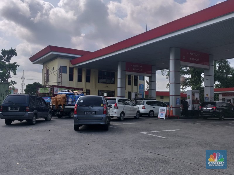 Antrean pembelian BBM di SPBU Cimone, Tangerang Antrean panjang di SPBU pascapengumuman kenaikan harga BBM subsidi. Harga mulai berlaku hari ini, Sabtu (3/9/2022) pukul 14.30 WIB