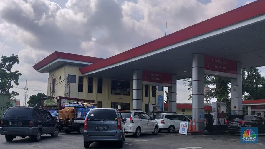 Antrean panjang di SPBU pascapengumuman kenaikan harga BBM subsidi. Harga mulai berlaku hari ini, Sabtu (3/9/2022) pukul 14.30 WIB