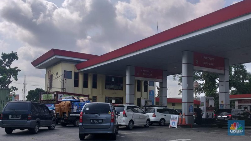 Antrean panjang di SPBU pascapengumuman kenaikan harga BBM subsidi. Harga mulai berlaku hari ini, Sabtu (3/9/2022) pukul 14.30 WIB