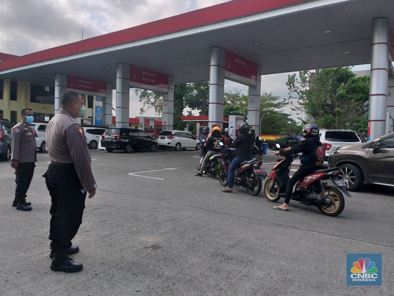 Antrean pembelian BBM di SPBU Cimone, Tangerang Antrean panjang di SPBU pascapengumuman kenaikan harga BBM subsidi. Harga mulai berlaku hari ini, Sabtu (3/9/2022) pukul 14.30 WIB