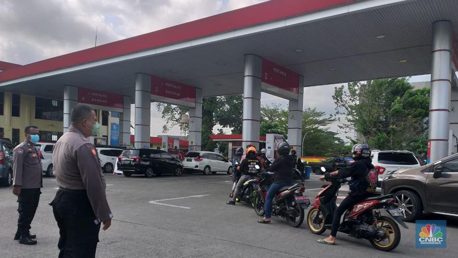 Antrean panjang di SPBU pascapengumuman kenaikan harga BBM subsidi. Harga mulai berlaku hari ini, Sabtu (3/9/2022) pukul 14.30 WIB