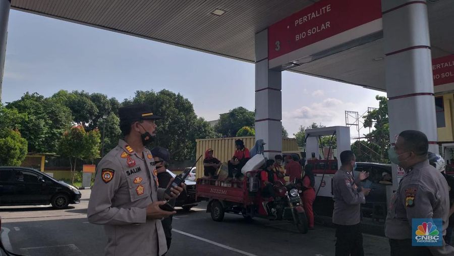 Antrean panjang di SPBU pascapengumuman kenaikan harga BBM subsidi. Harga mulai berlaku hari ini, Sabtu (3/9/2022) pukul 14.30 WIB