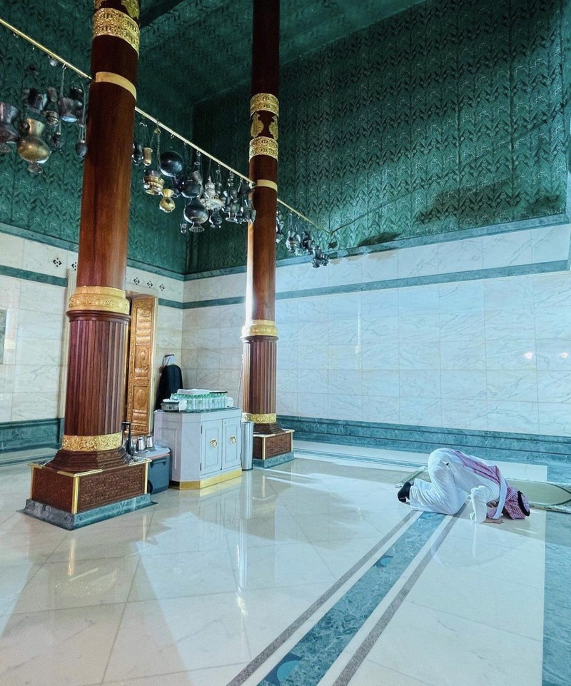 1241744336 This picture taken on July 6, 2022 shows a close-up view of the Kiswa, the cloth used to cover the Kaaba, and the Kaaba's gold doors underneath, at the Grand Mosque in the Muslim holy city of Mecca during the annual Hajj pilgrimage. - One million fully vaccinated Muslims, including 850,000 from abroad, are allowed at this year's hajj in the city of Mecca, a big rise after two years of drastically curtailed numbers due to policies to stop the spread of infection. (Photo by AFP) (Photo by -/AFP via Getty Images)