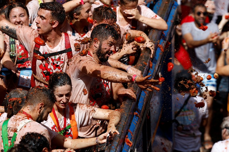 SPAIN-CULTURE/TOMATO FIGHT A reveler plays in tomato pulp during the annual