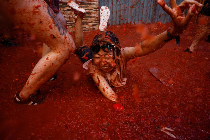 SPAIN-CULTURE/TOMATO FIGHT A reveler plays in tomato pulp during the annual