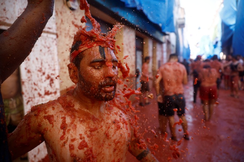 SPAIN-CULTURE/TOMATO FIGHT A reveler plays in tomato pulp during the annual