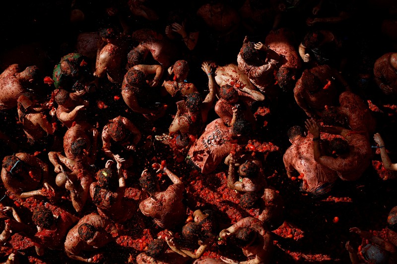 SPAIN-CULTURE/TOMATO FIGHT A reveler plays in tomato pulp during the annual