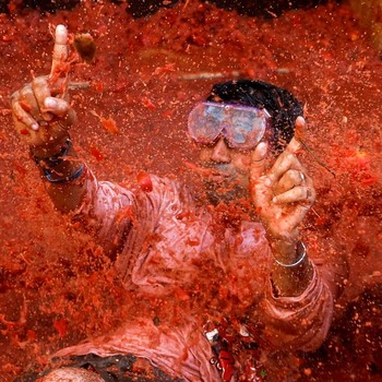 Perang Tomat Bikin Kota di Spanyol Ini Berubah Jadi Merah
