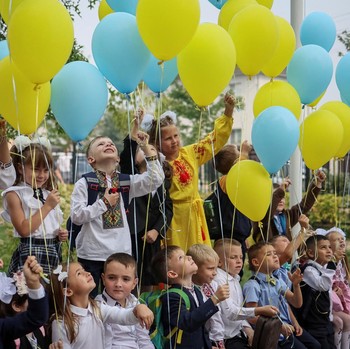 Anak-anak Ukraina Kembali Sekolah di Tengah Ketegangan Perang