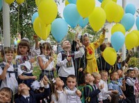 Anak-anak Ukraina Kembali Sekolah di Tengah Ketegangan Perang