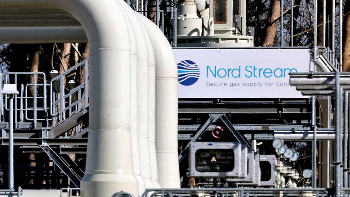UKRAINE-CRISIS/NORDSTREAM FILE PHOTO: Pipes at the landfall facilities of the Nord Stream 1 gas pipeline are pictured in Lubmin, Germany, March 8, 2022. REUTERS/Hannibal Hanschke/File Photo