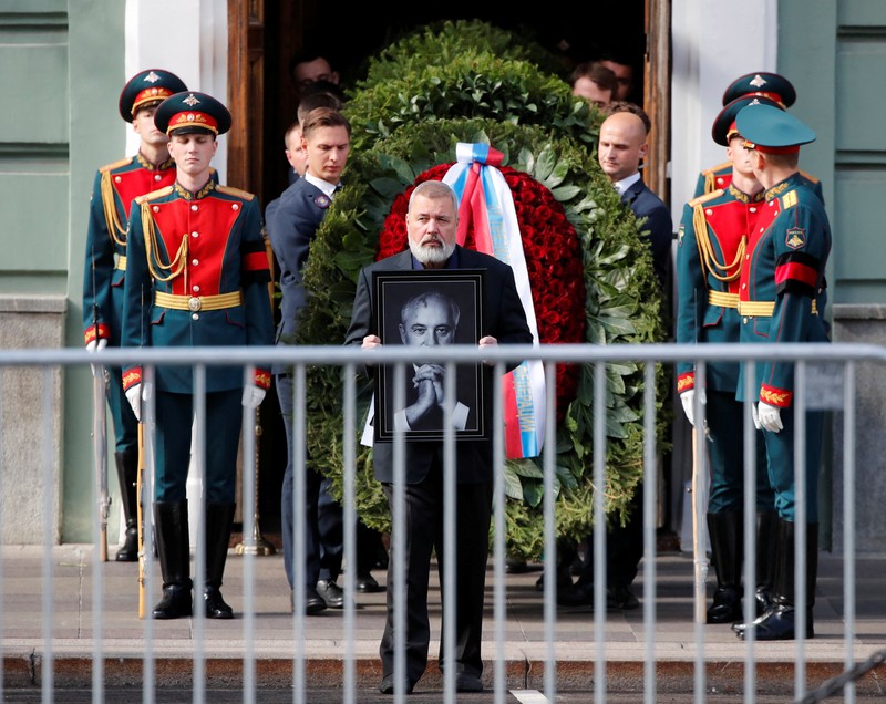 RUSSIA-GORBACHEV/FUNERAL Mourners attend a memorial service for Mikhail Gorbachev, the last leader of the Soviet Union, at the Column Hall of the House of Unions in Moscow, Russia September 3, 2022. REUTERS/Evgenia Novozhenina/Pool