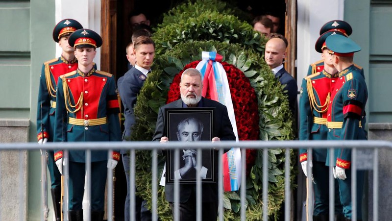 Mourners attend a memorial service for Mikhail Gorbachev, the last leader of the Soviet Union, at the Column Hall of the House of Unions in Moscow, Russia September 3, 2022. REUTERS/Evgenia Novozhenina/Pool