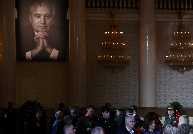 RUSSIA-GORBACHEV/FUNERAL Mourners attend a memorial service for Mikhail Gorbachev, the last leader of the Soviet Union, at the Column Hall of the House of Unions in Moscow, Russia September 3, 2022. REUTERS/Evgenia Novozhenina/Pool