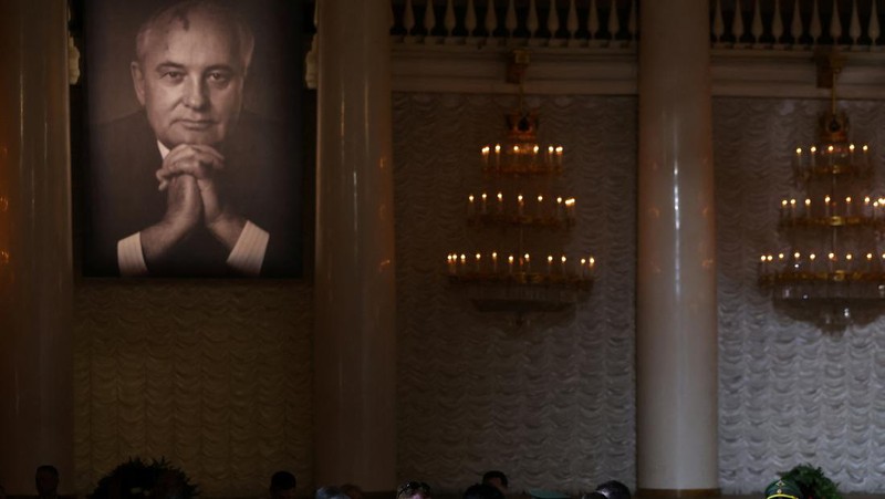 Mourners attend a memorial service for Mikhail Gorbachev, the last leader of the Soviet Union, at the Column Hall of the House of Unions in Moscow, Russia September 3, 2022. REUTERS/Evgenia Novozhenina/Pool