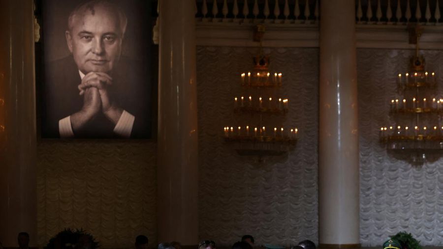 Mourners attend a memorial service for Mikhail Gorbachev, the last leader of the Soviet Union, at the Column Hall of the House of Unions in Moscow, Russia September 3, 2022. REUTERS/Evgenia Novozhenina/Pool