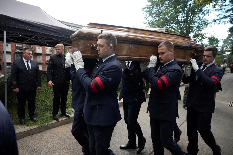 RUSSIA-GORBACHEV/FUNERAL Mourners attend a memorial service for Mikhail Gorbachev, the last leader of the Soviet Union, at the Column Hall of the House of Unions in Moscow, Russia September 3, 2022. REUTERS/Evgenia Novozhenina/Pool