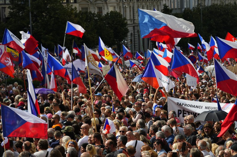 Demo di Praha, Ceko Menentang NATO di 'Jantung' Eropa Ribuan demonstran berkumpul untuk memprotes pemerintah di Vencesla's Square di Praha, Republik Ceko, Sabtu (3/9/2022). (AP Photo/Petr David Josek)