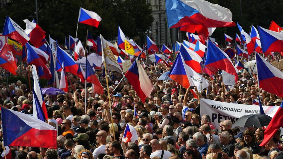 Ribuan demonstran berkumpul untuk memprotes pemerintah di Vencesla's Square di Praha, Republik Ceko, Sabtu (3/9/2022). (AP Photo/Petr David Josek)
