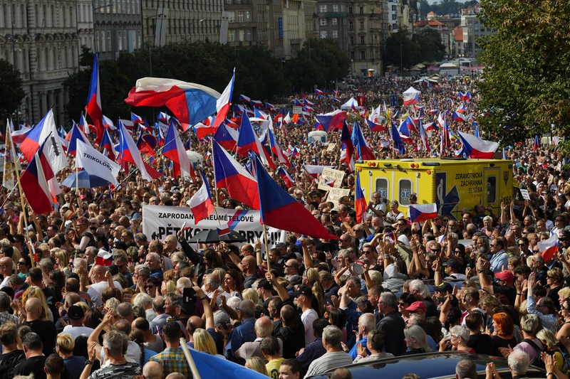 Demo di Praha, Ceko Menentang NATO di 'Jantung' Eropa Ribuan demonstran berkumpul untuk memprotes pemerintah di Vencesla's Square di Praha, Republik Ceko, Sabtu (3/9/2022). (AP Photo/Petr David Josek)