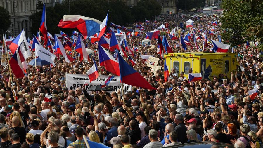 Ribuan demonstran berkumpul untuk memprotes pemerintah di Vencesla's Square di Praha, Republik Ceko, Sabtu (3/9/2022). (AP Photo/Petr David Josek)