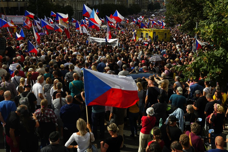 Demo di Praha, Ceko Menentang NATO di 'Jantung' Eropa Ribuan demonstran berkumpul untuk memprotes pemerintah di Vencesla's Square di Praha, Republik Ceko, Sabtu (3/9/2022). (AP Photo/Petr David Josek)