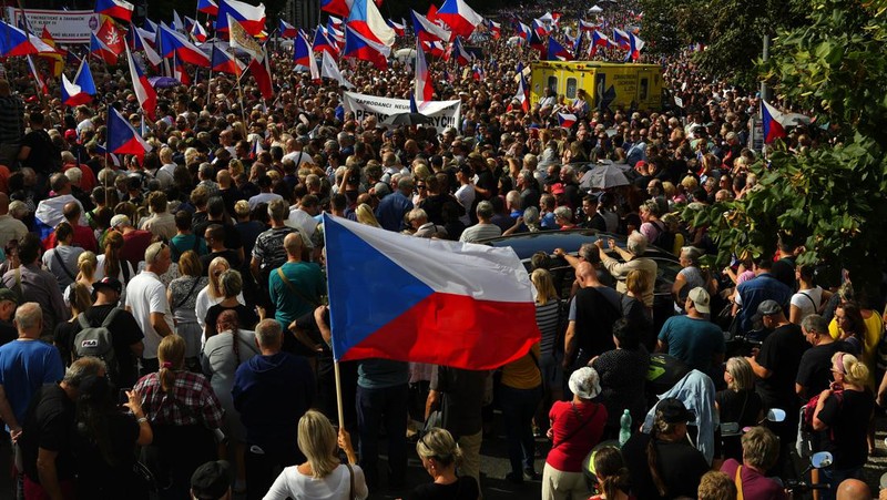 Ribuan demonstran berkumpul untuk memprotes pemerintah di Vencesla's Square di Praha, Republik Ceko, Sabtu (3/9/2022). (AP Photo/Petr David Josek)
