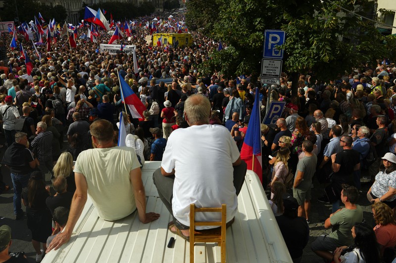 Demo di Praha, Ceko Menentang NATO di 'Jantung' Eropa Ribuan demonstran berkumpul untuk memprotes pemerintah di Vencesla's Square di Praha, Republik Ceko, Sabtu (3/9/2022). (AP Photo/Petr David Josek)