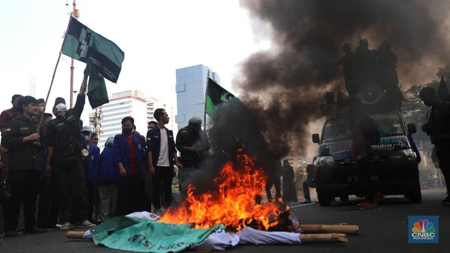 Sejumlah mahasiswa dari berbagai organisasi ekstra kampus melakukan aksi demo di Kawasan Patung Kuda, Jakarta, Senin (5/9/2022). Berbagai elemen mahasiswa menggelar aksi demonstrasi menolak kenaikan harga Bahan Bakar Minyak (BBM). (CNBC Indonesia/ Muhammad Sabki)