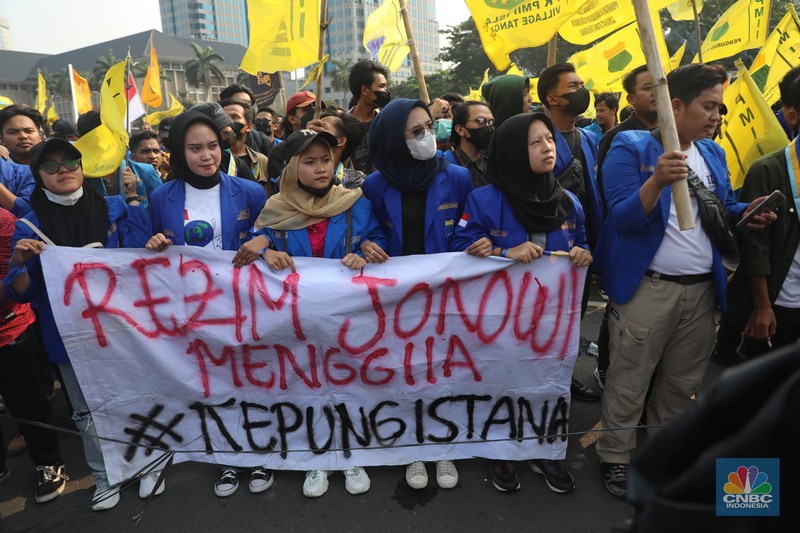 Sejumlah mahasiswa dari berbagai organisasi ekstra kampus melakukan aksi demo di Kawasan Patung Kuda, Jakarta, Senin (5/9/2022). Berbagai elemen mahasiswa menggelar aksi demonstrasi menolak kenaikan harga Bahan Bakar Minyak (BBM). (CNBC Indonesia/ Muhammad Sabki)
