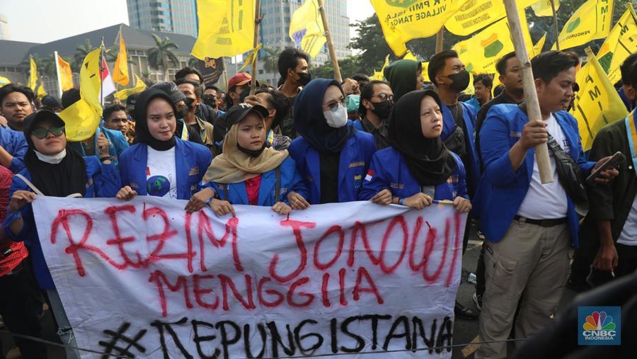 Sejumlah mahasiswa dari berbagai organisasi ekstra kampus melakukan aksi demo di Kawasan Patung Kuda, Jakarta, Senin (5/9/2022). Berbagai elemen mahasiswa menggelar aksi demonstrasi menolak kenaikan harga Bahan Bakar Minyak (BBM). (CNBC Indonesia/ Muhammad Sabki)