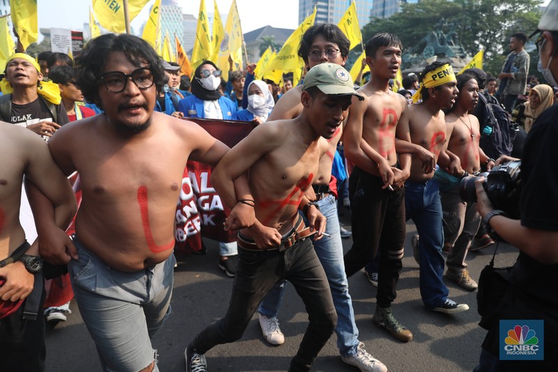 Sejumlah mahasiswa dari berbagai organisasi ekstra kampus melakukan aksi demo di Kawasan Patung Kuda, Jakarta, Senin (5/9/2022). Berbagai elemen mahasiswa menggelar aksi demonstrasi menolak kenaikan harga Bahan Bakar Minyak (BBM). (CNBC Indonesia/ Muhammad Sabki)