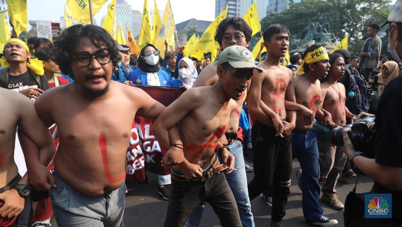 Sejumlah mahasiswa dari berbagai organisasi ekstra kampus melakukan aksi demo di Kawasan Patung Kuda, Jakarta, Senin (5/9/2022). Berbagai elemen mahasiswa menggelar aksi demonstrasi menolak kenaikan harga Bahan Bakar Minyak (BBM). (CNBC Indonesia/ Muhammad Sabki)