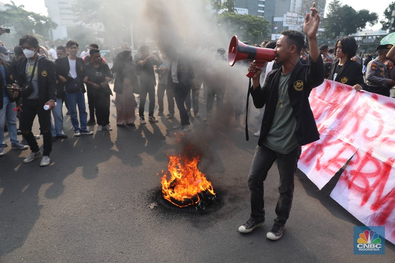 Sejumlah mahasiswa dari berbagai organisasi ekstra kampus melakukan aksi demo di Kawasan Patung Kuda, Jakarta, Senin (5/9/2022). Berbagai elemen mahasiswa menggelar aksi demonstrasi menolak kenaikan harga Bahan Bakar Minyak (BBM). (CNBC Indonesia/ Muhammad Sabki)